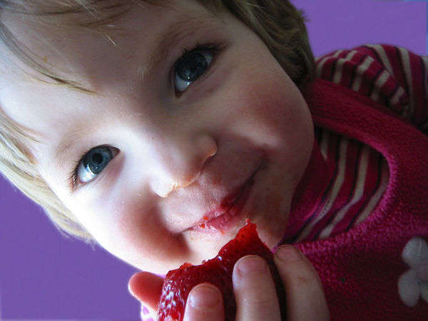 Child and Strawberry - foto di Mr Jaded