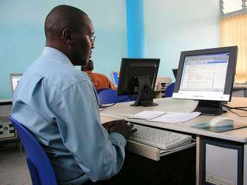 Office, Africa - Photo credit: World Bank Photo Collection / Foter / Creative Commons Attribution-NonCommercial-NoDerivs 2.0 Generic (CC BY-NC-ND 2.0)