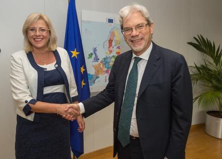 Cretu e De Vincenti © European Union, 2015