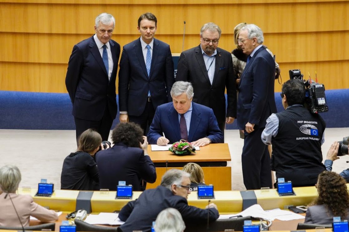 Tajani firma bilancio Ue 2018 - photo credit Parlamento europeo