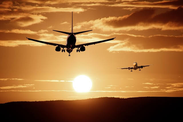 Trasporto aereo - Foto di ThePixelman da Pixabay
