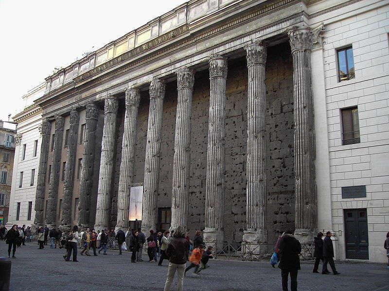 Tempio di Adriano a piazza di Pietra, Roma - sede Camera di Commercio - foto di Lalupa 