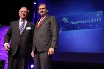 Presidente Giuria Luc Van Den Brande e Commissario Johannes Hahn - Credit © European Union, 2013
